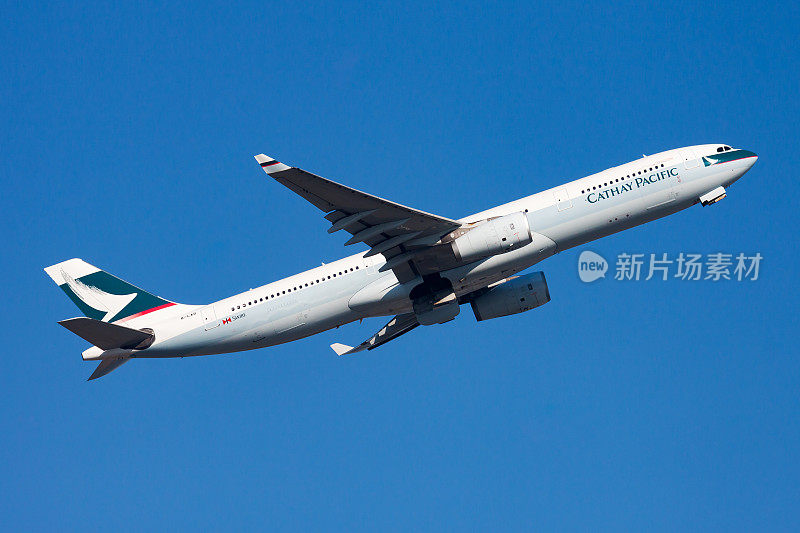 国泰航空公司空客A330-300 B-LAD客机在香港赤鱲角机场起飞